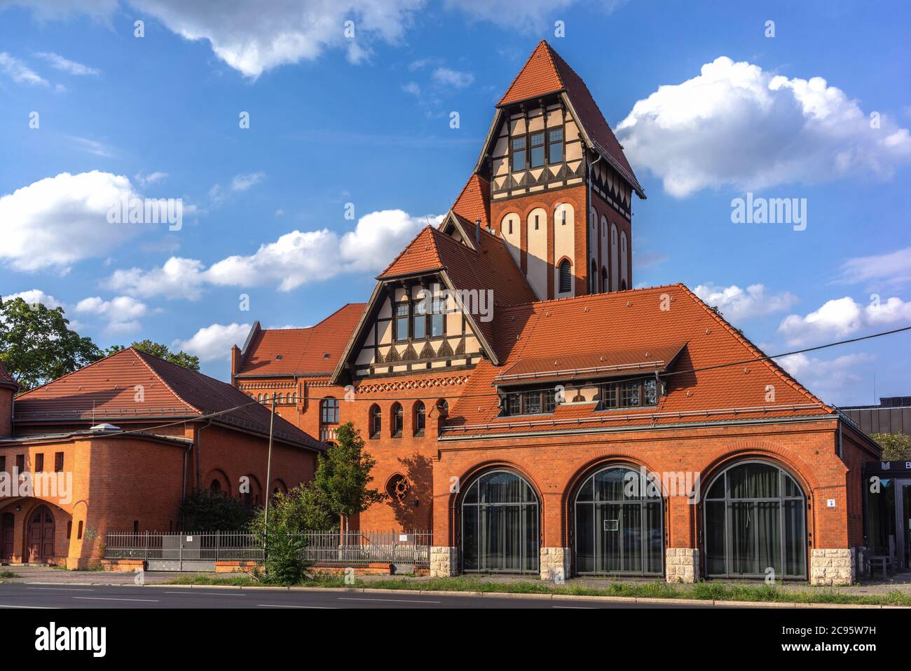 Alte Feuerwache vecchio edificio in mattoni rossi - a Berlino Schöneweide 2020, Berlino, Germania, Europa Foto Stock
