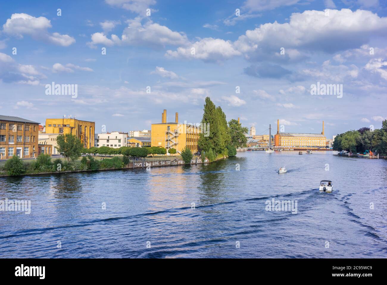 Vista dal ponte di Treskow (Treskowbrücke) lungo il fiume Sprea con vecchi edifici industriali sul lato sinistro, Berlin Oberschöneweide, Germania Foto Stock