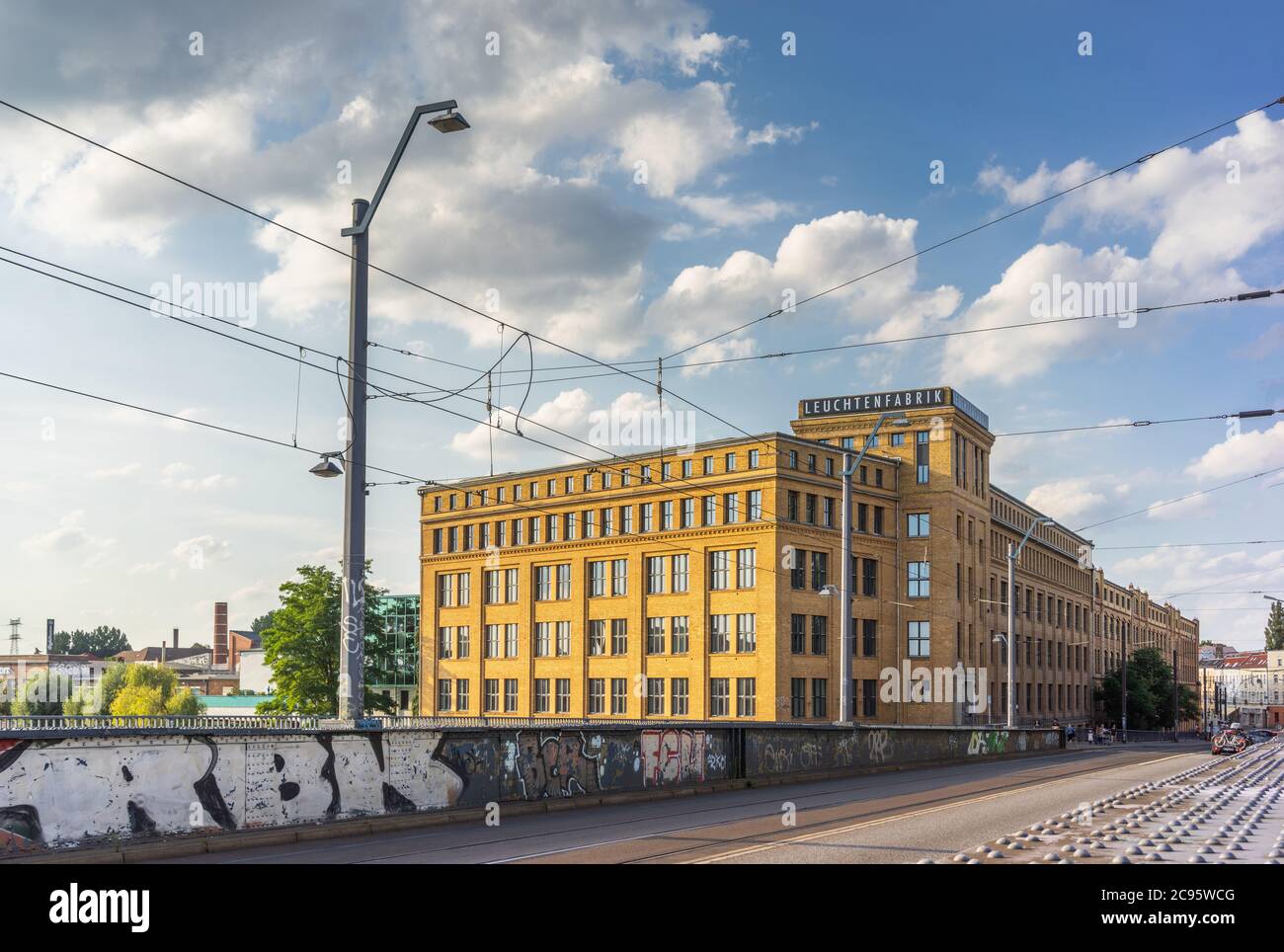Leuchtenfabrik, un vecchio stabilimento industriale lungo Edissonstrasse a Berlino Oberschöneweide, Berlino, Germania, Europa Foto Stock