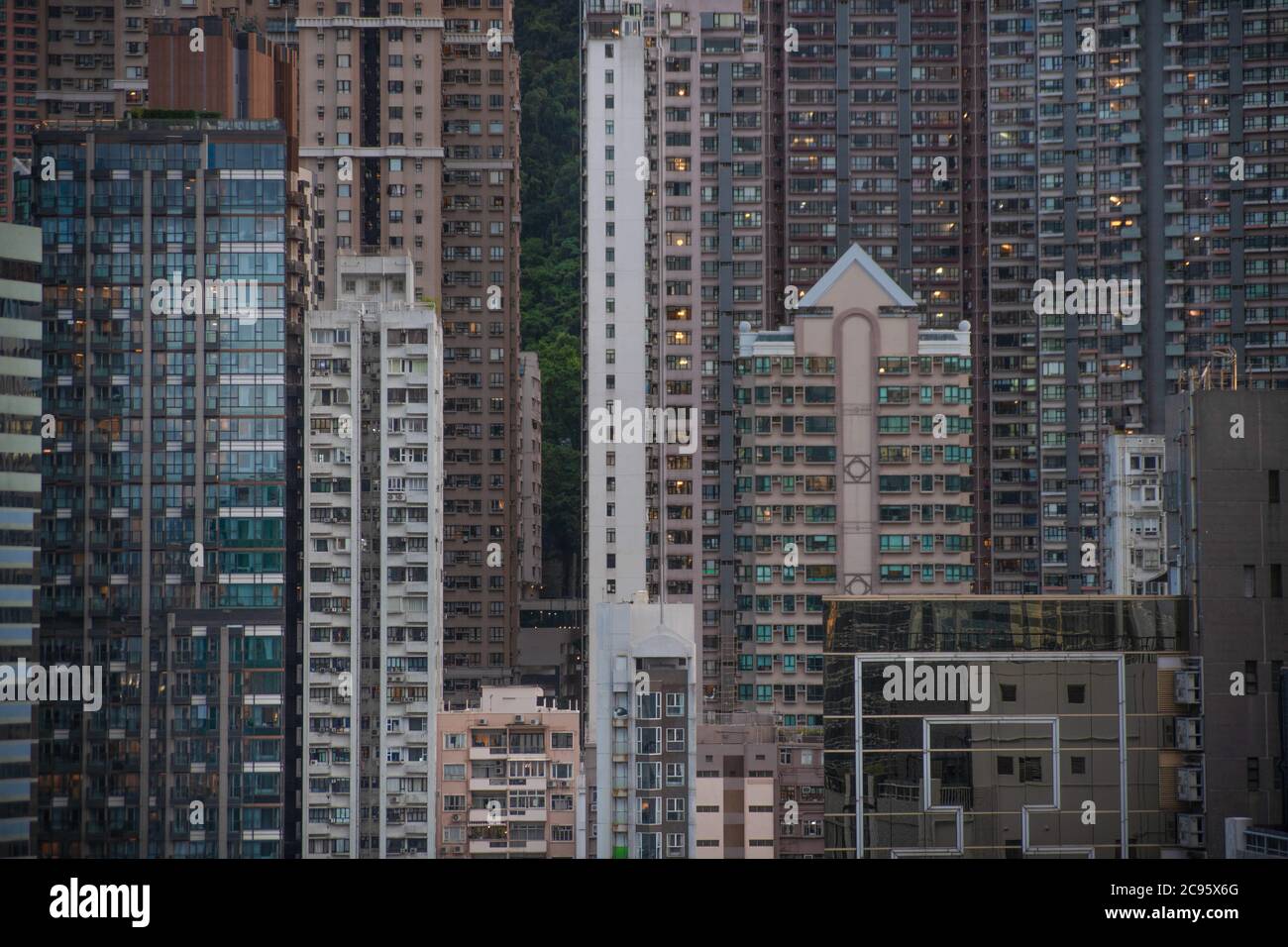Hong Kong, Cina. 07 luglio 2020. Skyline di Hong Kong con grattacieli che bloccano la vista della montagna. Credit: SOPA Images Limited/Alamy Live News Foto Stock