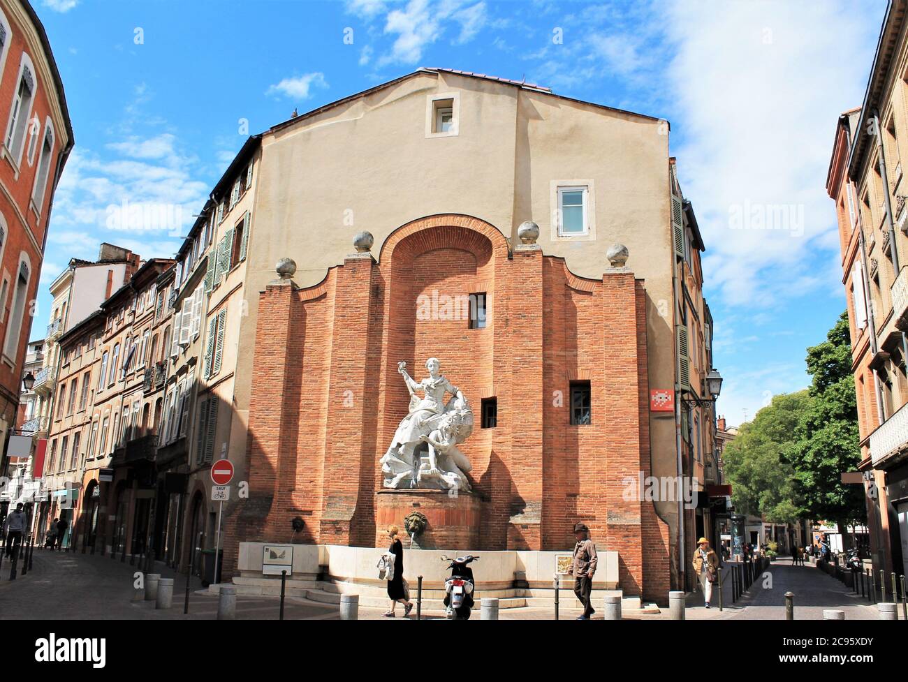 Colorata Boulbonne strada nella città di Tolosa vicino a Saint Etienne cattedrale, alta Garonna, occitanie regione, Francia Foto Stock