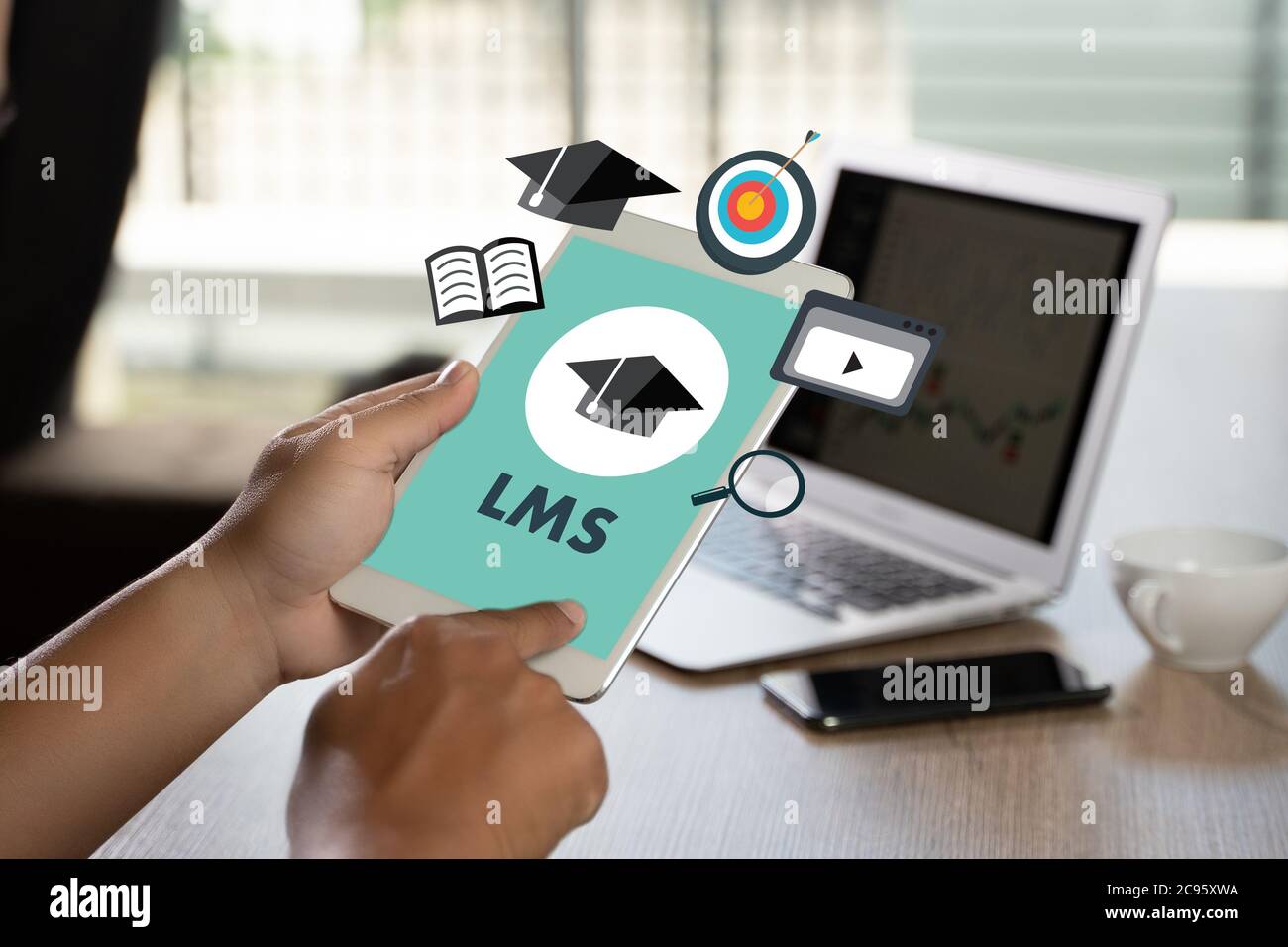 LMS pensieroso uomo che guarda al tablet digitale schermo Learning Management System (LMS) persone moderne che fanno affari Foto Stock