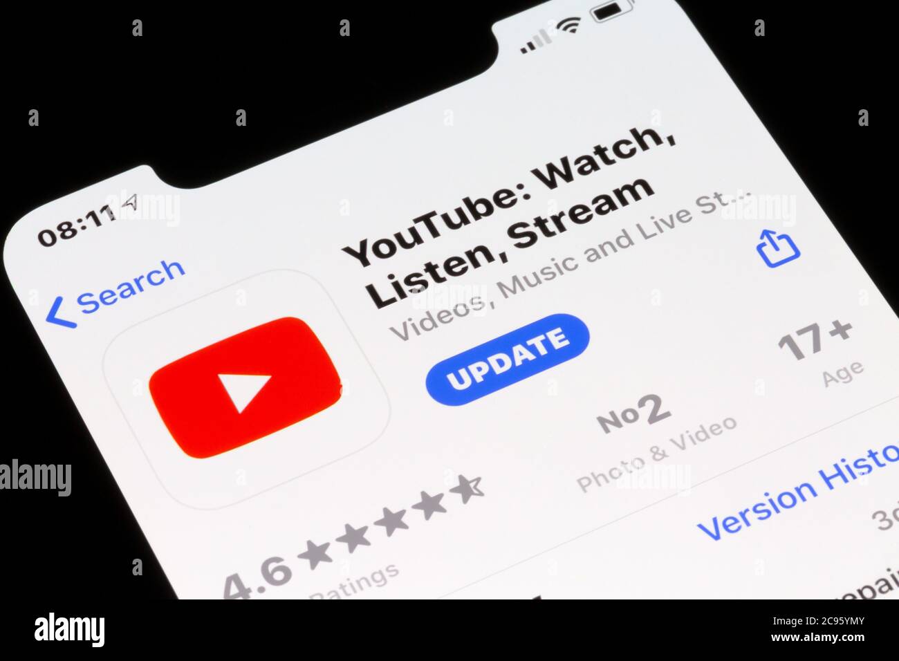 Ostersund, Svezia - 29 luglio 2020: Icona dell'app YouTube su uno smartphone. YouTube è una piattaforma americana di condivisione video online Foto Stock