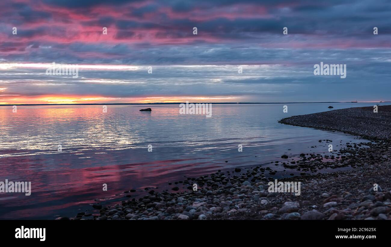 Tramonto sul Mar Baltico svedese in tarda serata con navi all'orizzonte in attesa di entrare Foto Stock