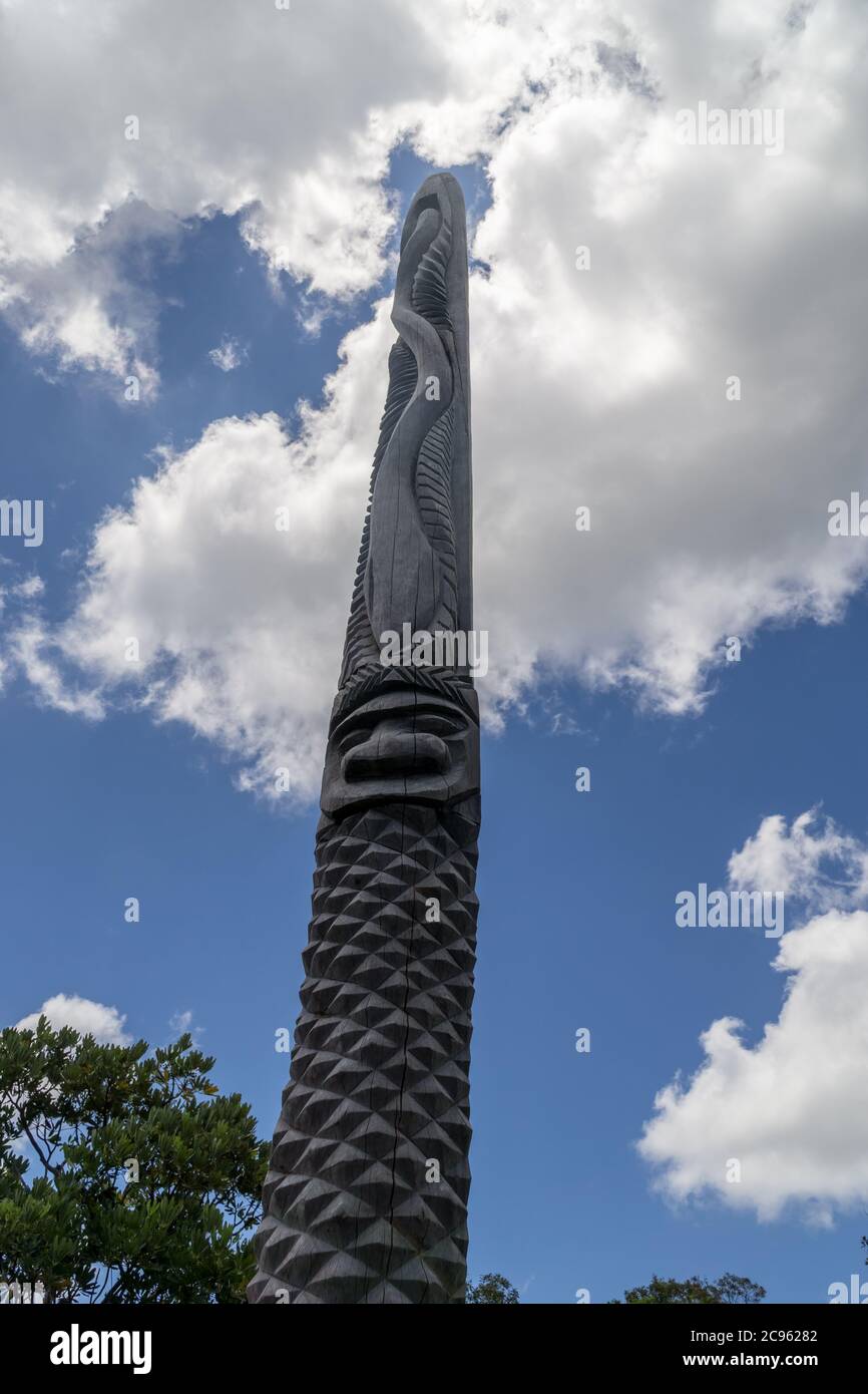 Enorme totem in legno tipico caledoniano nuovo. Parc des Grandes Fougères, Nuova Caledonia. Il cielo è blu Foto Stock