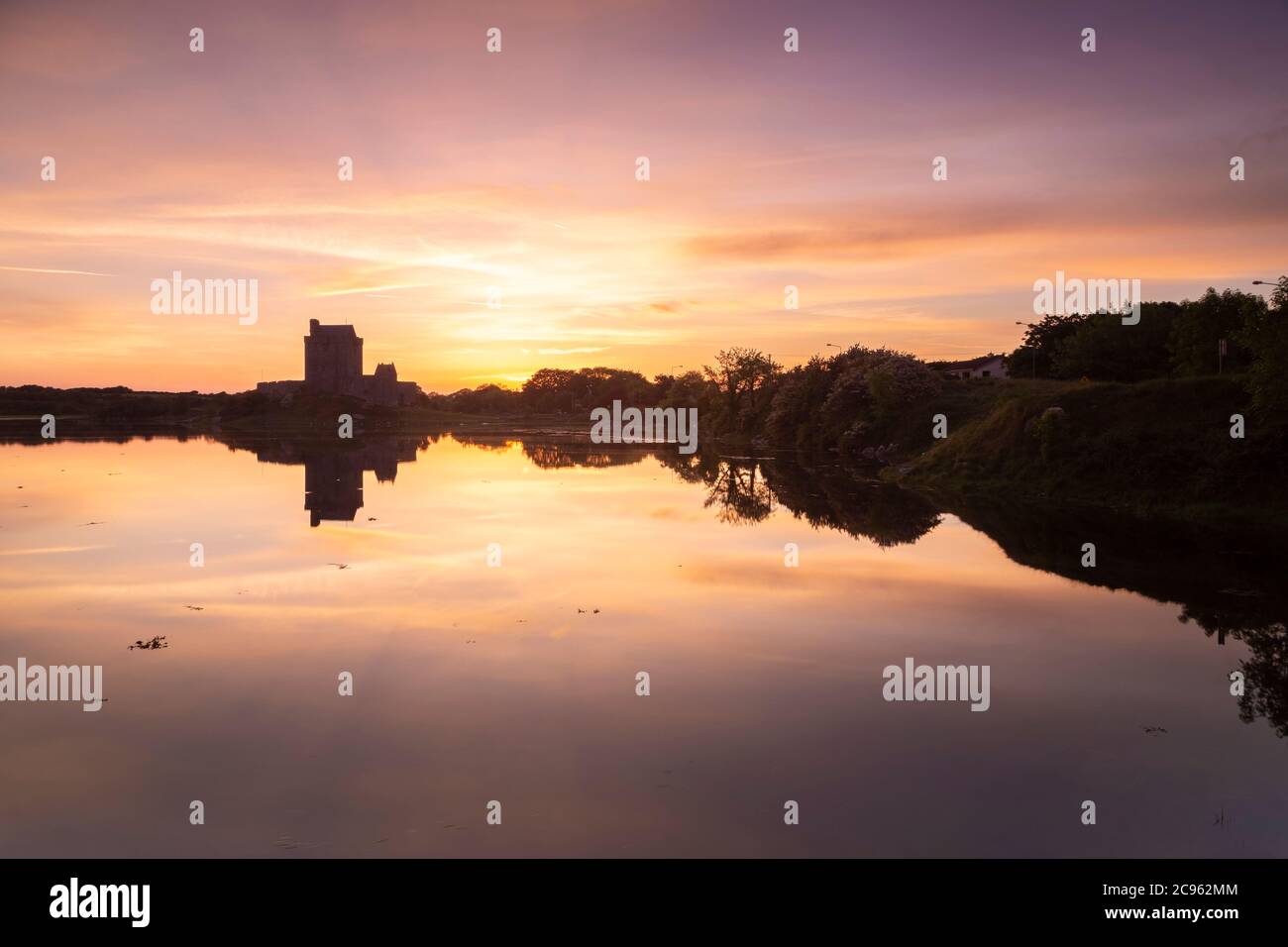 Alba al Castello di Dunguaire. Contea di Galway, provincia di Connacht, Irlanda, Europa. Foto Stock