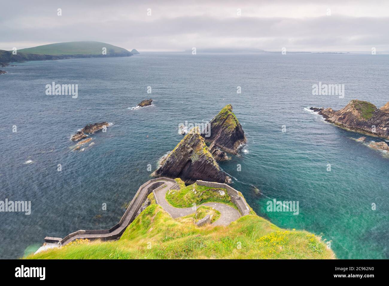 La vista mozzafiato delle isole Blasket dal molo di Dunquin (Dún Chaoin). Penisola di Dingle, Contea di Kerry, provincia di Munster, Irlanda, Europa. Foto Stock