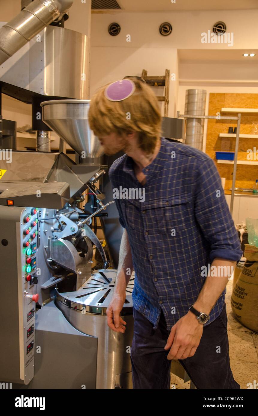 Tostatura perfetta dei chicchi di caffè Foto Stock