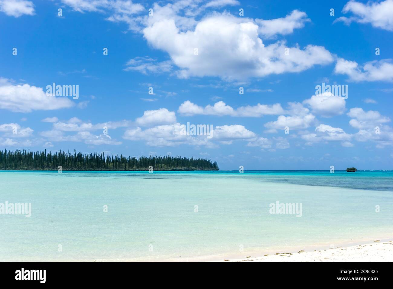 Mare dell'Isola dei pini, nuova caledonia: Laguna turchese, rocce tipiche, cielo blu Foto Stock