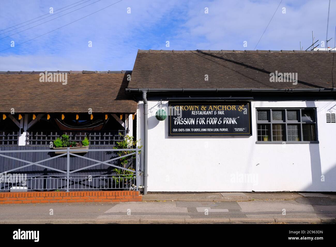 Crown and Anchor pub a Stone, Staffordshire. Il posto si è chiuso per infrangere le norme governative e causare l'epidemia di COVID-19 tra i residenti locali. Foto Stock