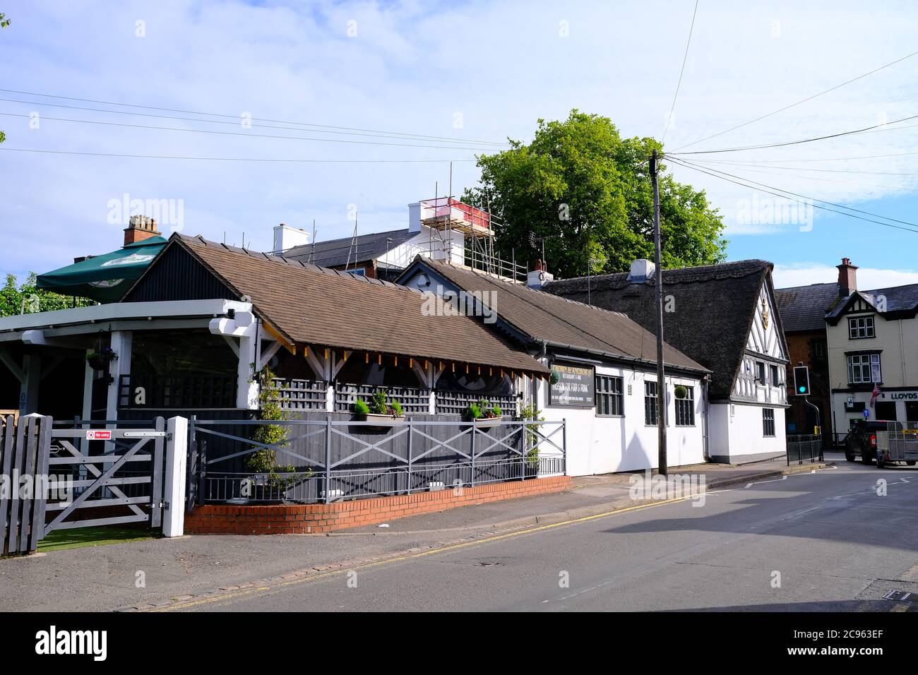 Crown and Anchor pub a Stone, Staffordshire. Il posto si è chiuso per infrangere le norme governative e causare l'epidemia di COVID-19 tra i residenti locali. Foto Stock