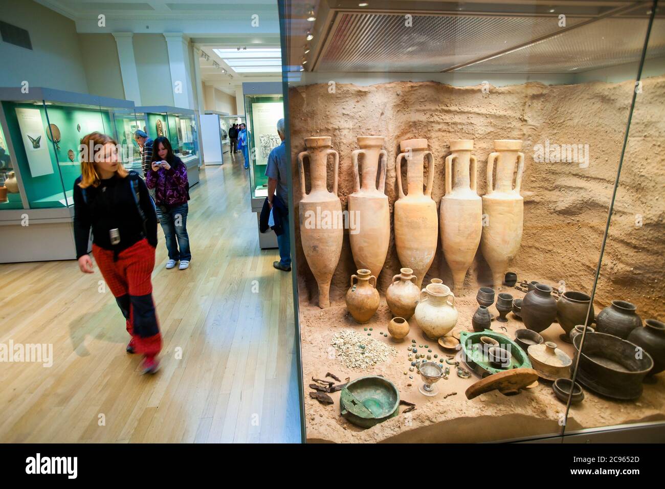 Londra, Gran Bretagna - il British Museum. I turisti visitano la mostra permanente. Qui vediamo i beni gravi, vasi e ciotole di argilla, dal C. Foto Stock