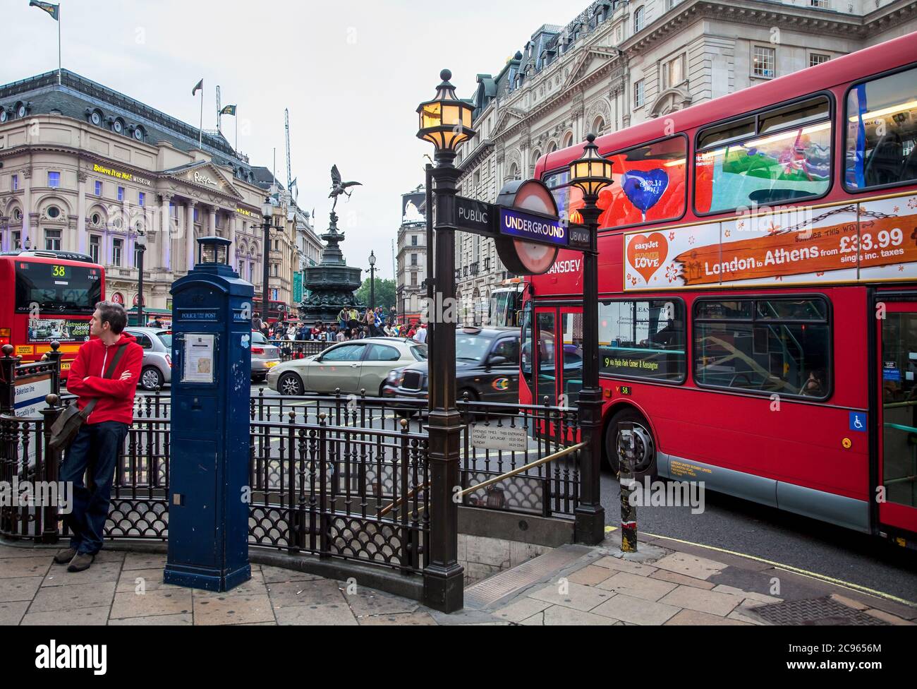Londra, Gran Bretagna - Piccadilly Circus. Scena di strada all'ingresso della metropolitana. | Londra, Grossbritannien - Piccadilly Circus. Strassensze Foto Stock