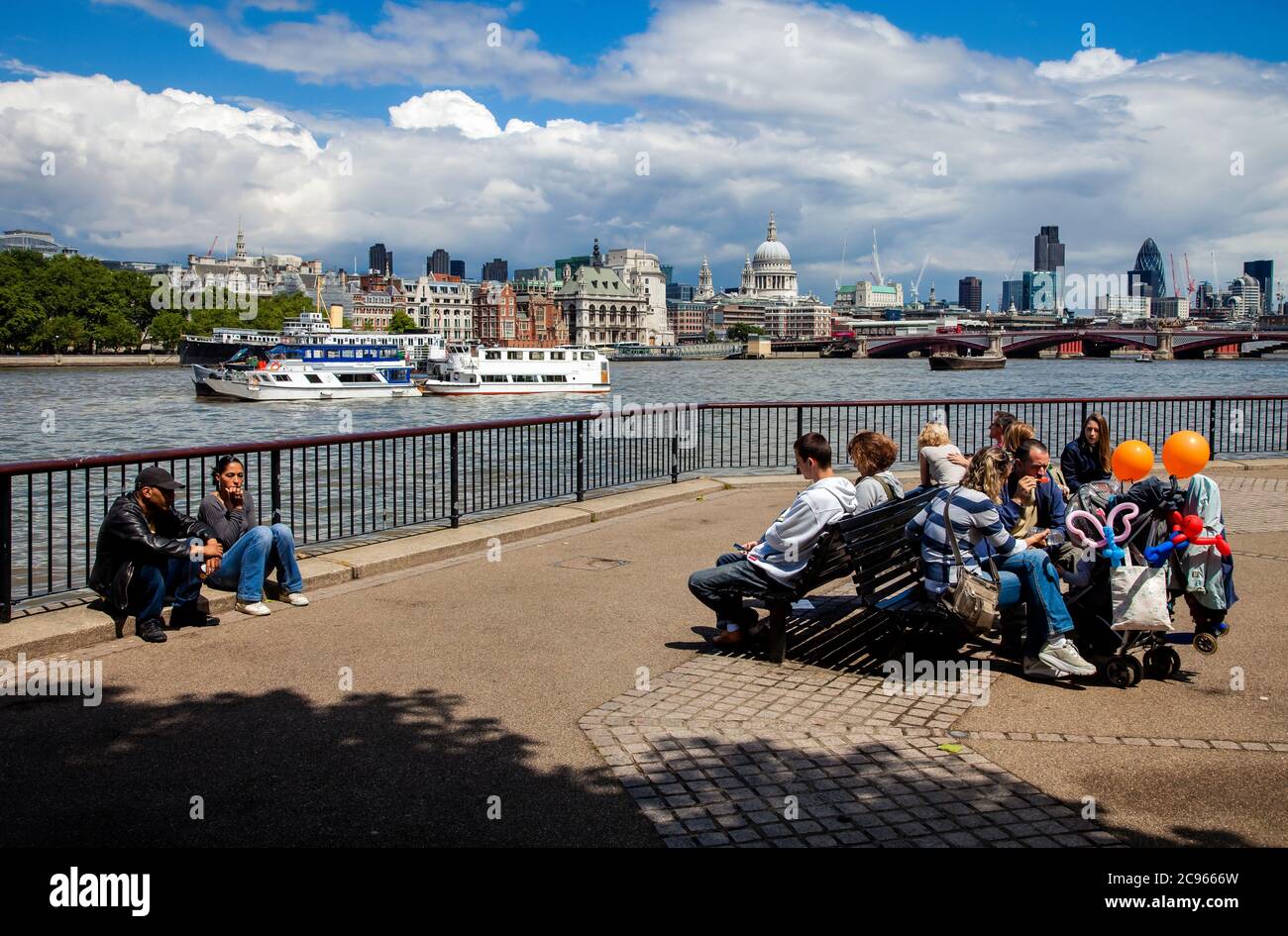 Londra, Gran Bretagna - panorama della città. I turisti si siedono al Tamigi su panchine che si affacciano sulla città. | Londra, Grossbritannien - Stadtpanorama. Touriste Foto Stock