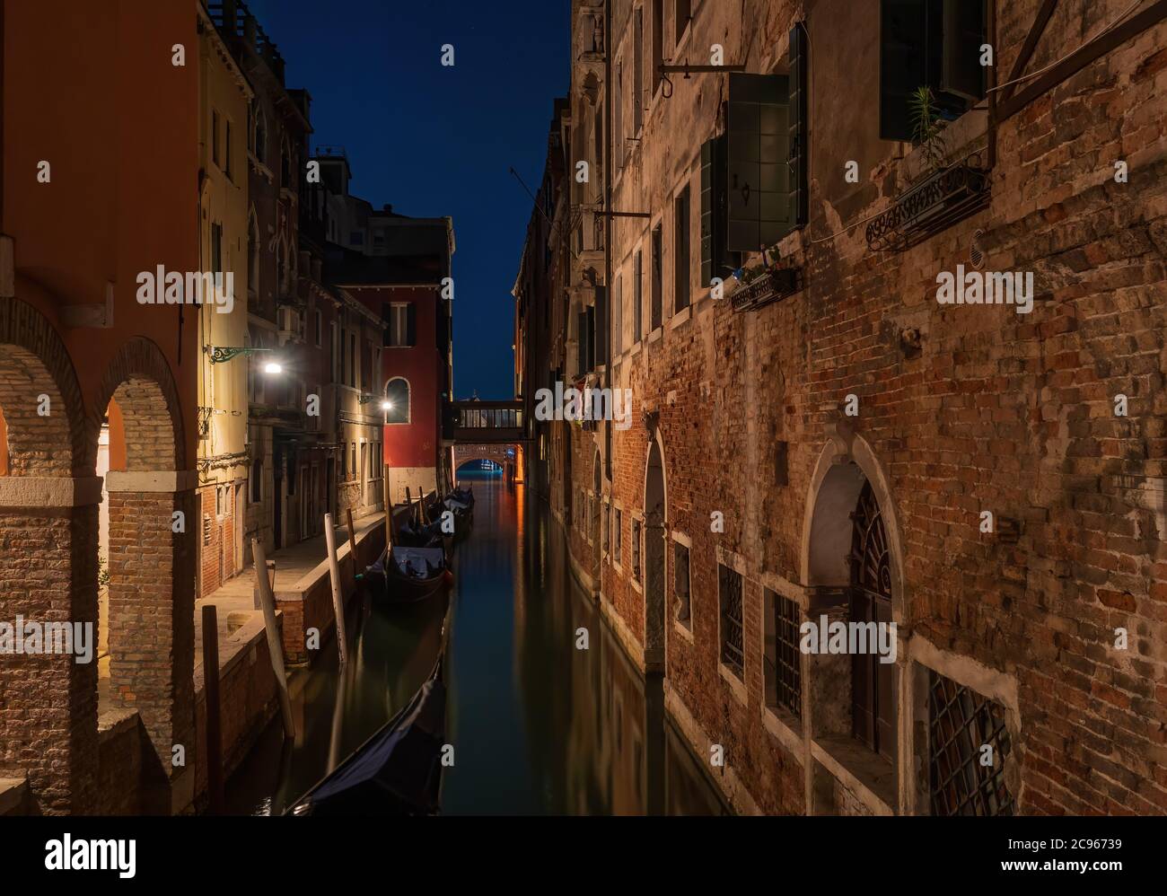 Vista su uno stretto canale di Venezia di notte - Italia Foto Stock