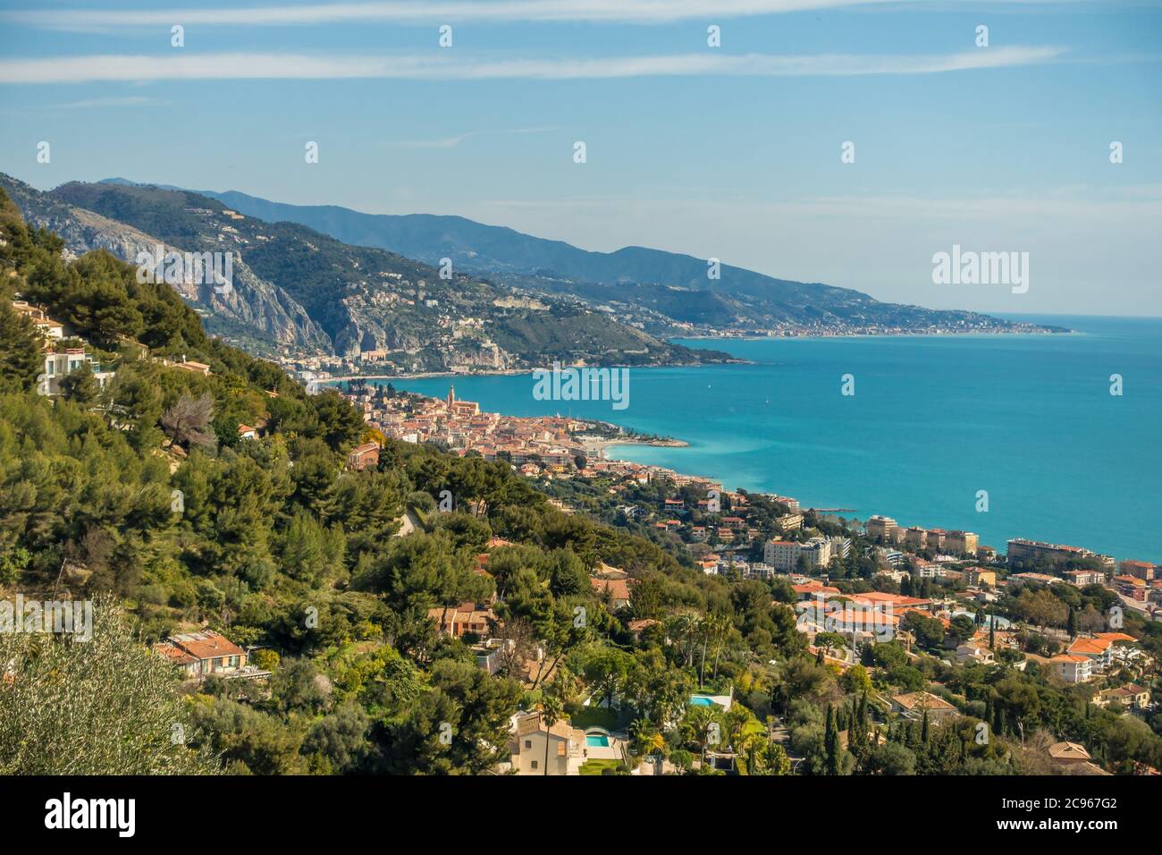 Vista elevata da Roquebrune a Mentone e Liguria (Italia), Costa Azzurra, Francia, Europa Foto Stock