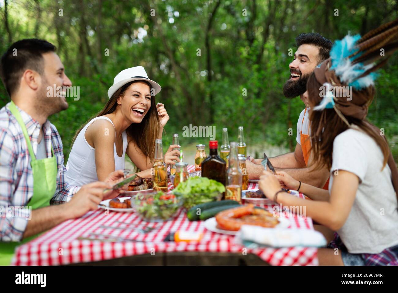Amici avente un barbecue party e divertimento nella natura Foto Stock