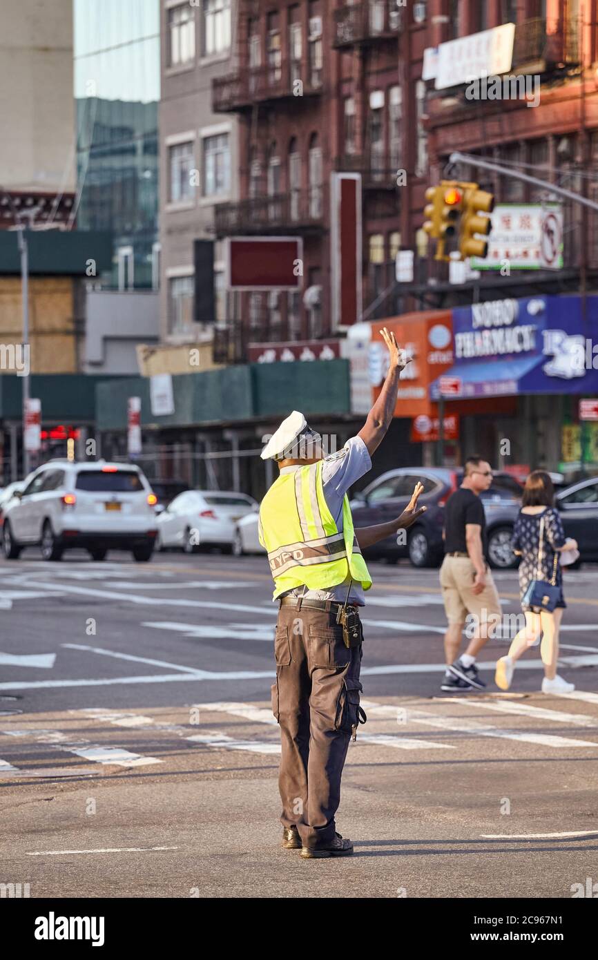 New York, USA - 29 giugno 2018: L'agente di applicazione del traffico di NYPD esegue lavori sull'intersezione di Manhattan. Foto Stock