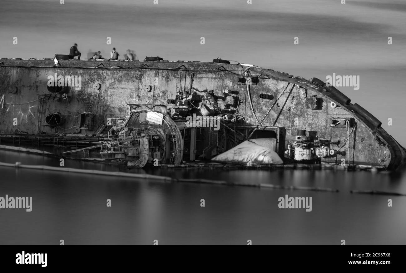 Lavoratore prepararsi a salvare nave distrutta in Odessa Ucraina. Foto Stock