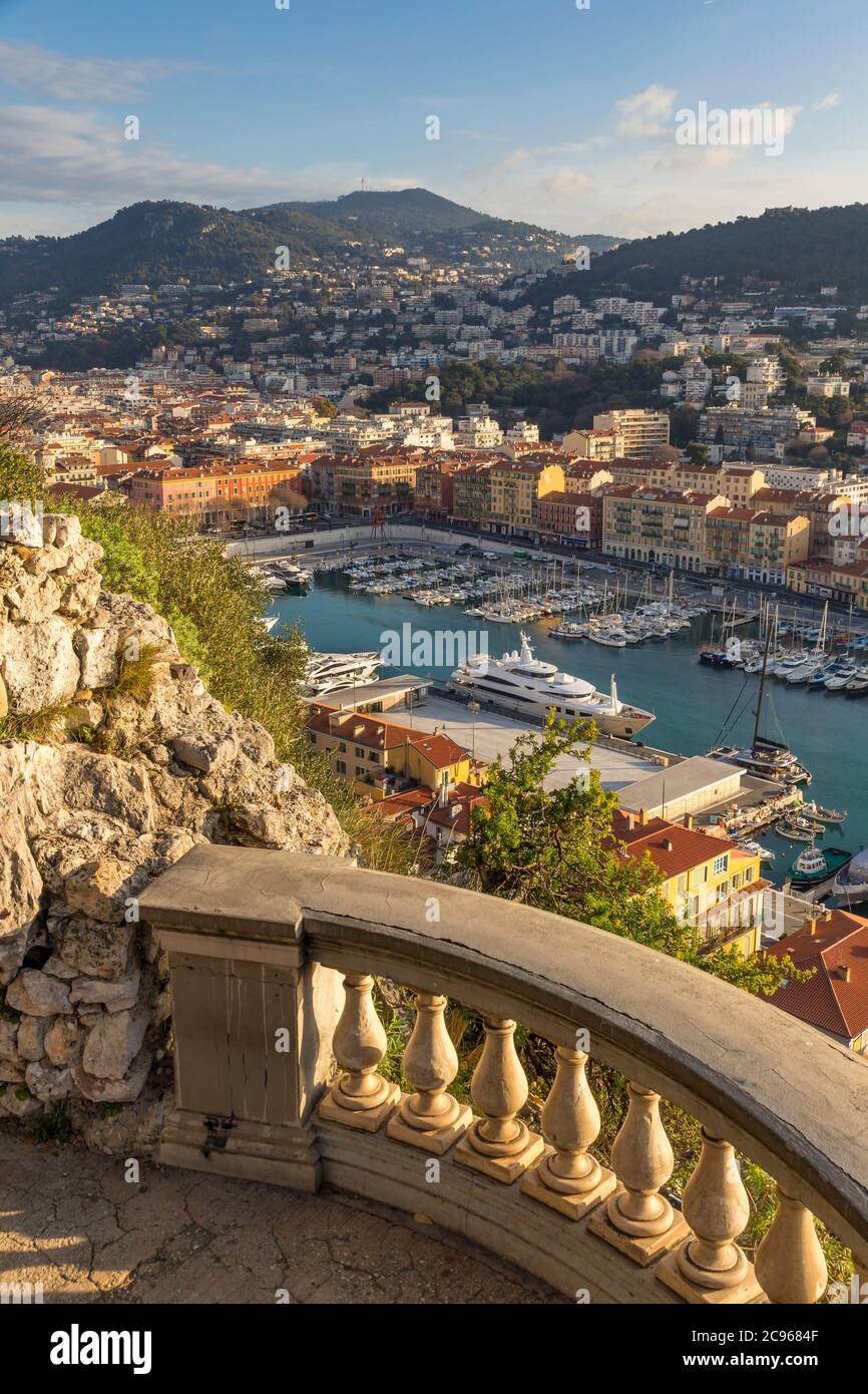 Vista da colline du Chateau fino a Port Lympia, Nizza, Costa Azzurra, Francia, Europa Foto Stock