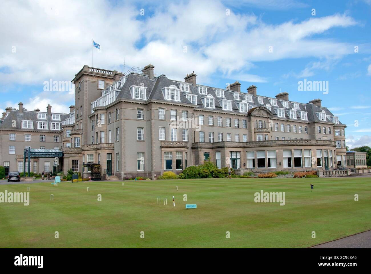 Blue Sky sul glorioso parco giochi Gleneagles Hotel Auchterarder Perthshire Scotland United Kingdom vista esterna di 1924 georgiano cinque 5 stelle luxu Foto Stock