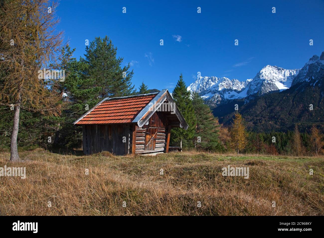 Geografia / viaggio, Germania, Baviera, Mittenwald, culla di fronte ai Monti Karwendel, Mittenwald, diritti aggiuntivi-clearance-Info-non-disponibile Foto Stock