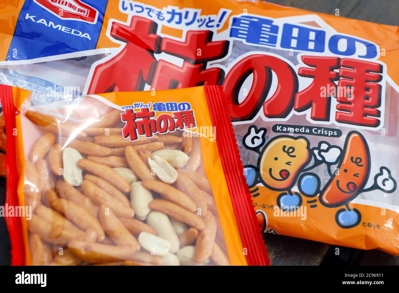 Cibo giapponese, Cracker di riso Kameda Kakinotane con arachidi Foto Stock