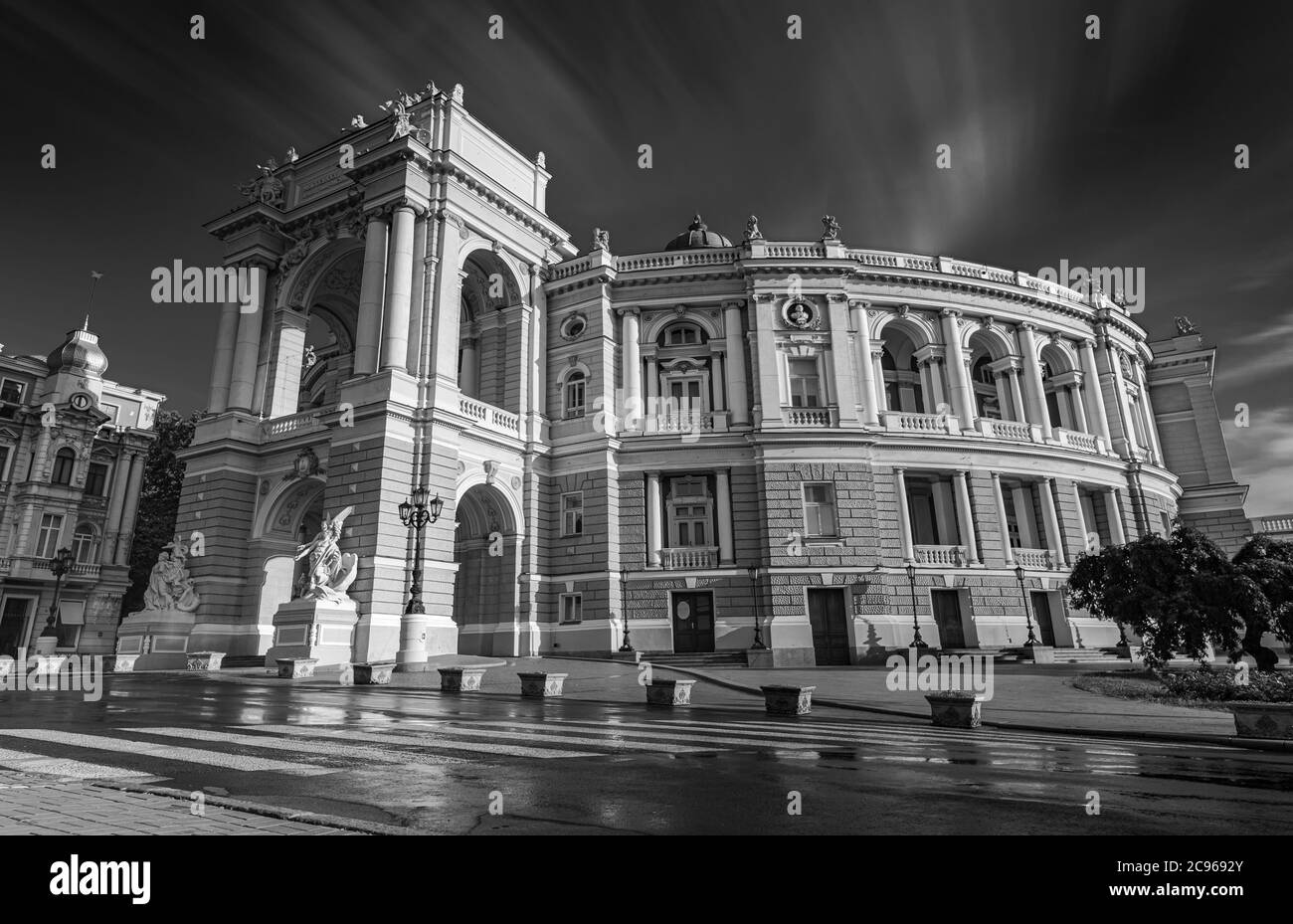 Lunga esposizione in bianco e nero di Odessa Opera House in Ucraina Foto Stock