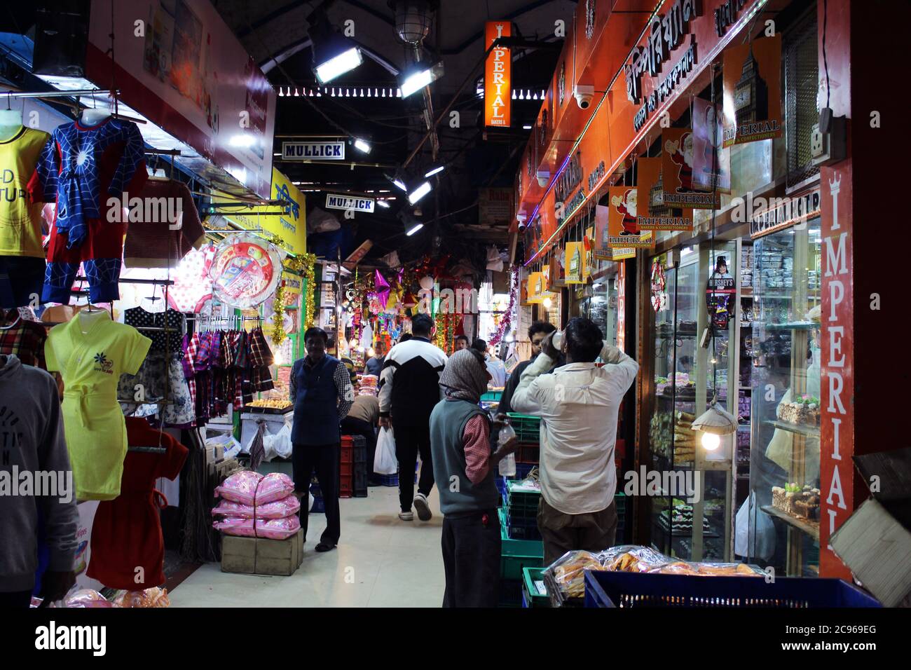 Kolkata, Bengala Occidentale/India - 29 dicembre 2019: Varietà di negozi aperti per la vendita di varietà di esigenze quotidiane in un mercato affollato, a Esplanade, Kolkata. Foto Stock