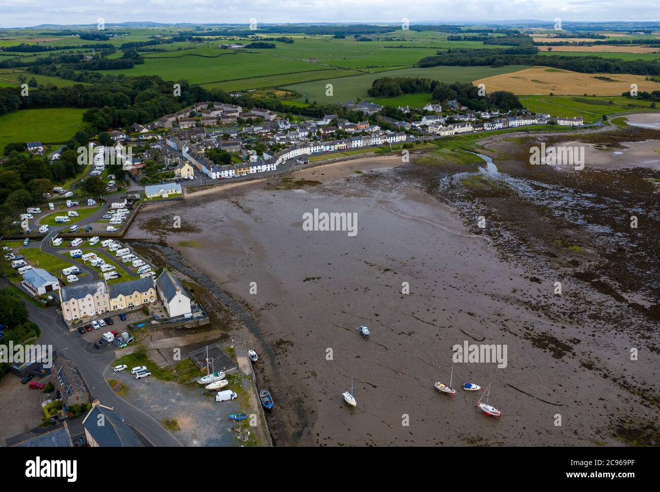 Vista aerea del villaggio di pescatori e del porto di Garlieston, Wigtownshire, Dumfries e Galloway, Scozia. Foto Stock