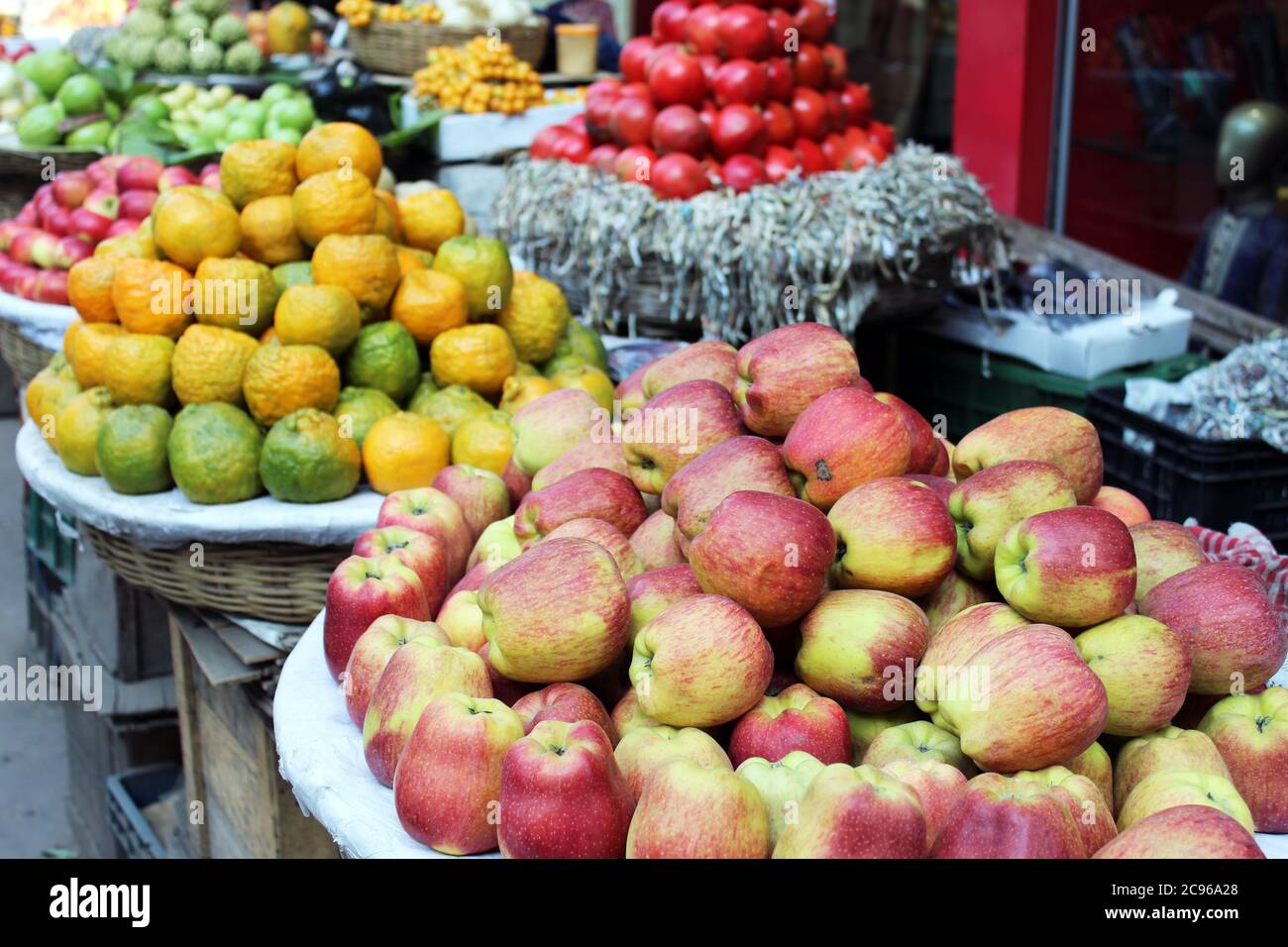 Frutta che vende in un negozio aperto in un mercato affollato. Foto Stock