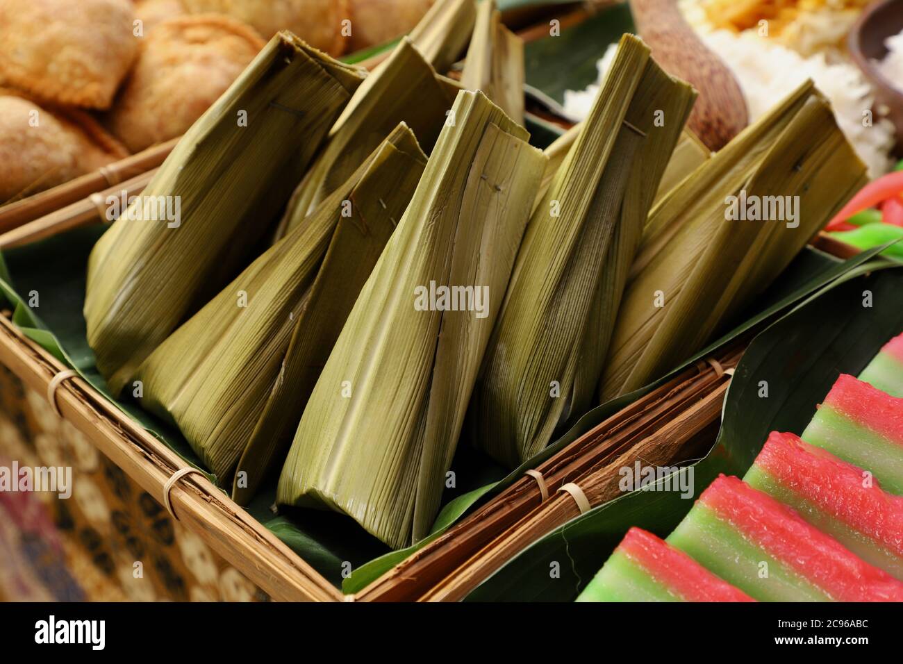 Koyabu, la torta dolce manadonese di cocco grattugiato e zucchero di palma in Pandan Leaf Pouch Foto Stock