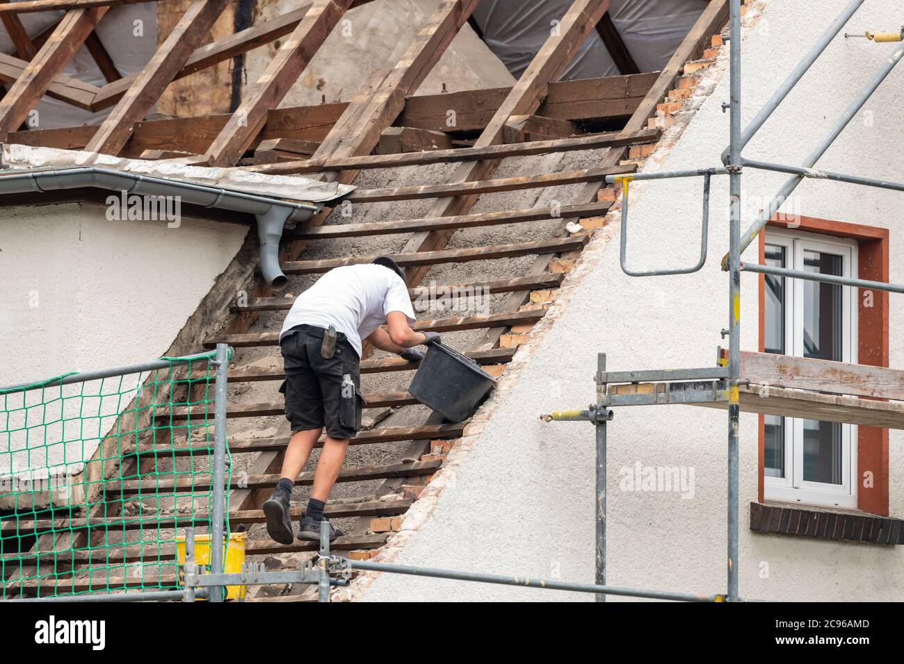 Coperture al lavoro sulla capriate del tetto Foto Stock