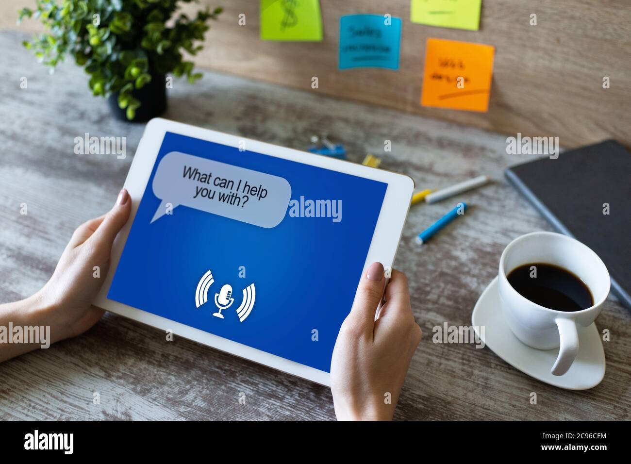 Assistente vocale sullo schermo del dispositivo. La tecnologia di Internet e digitale il concetto di marketing Foto Stock