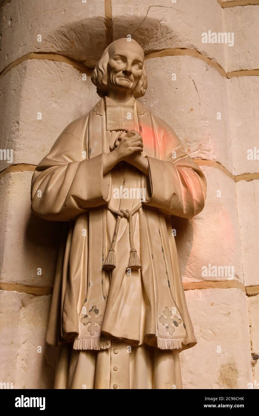 Statua all'ingresso della chiesa di St Germain, Rugles, Francia. San Giovanni Vianney, spesso chiamato "Cure d'Ars" (cioè il parroco di Ars) Foto Stock