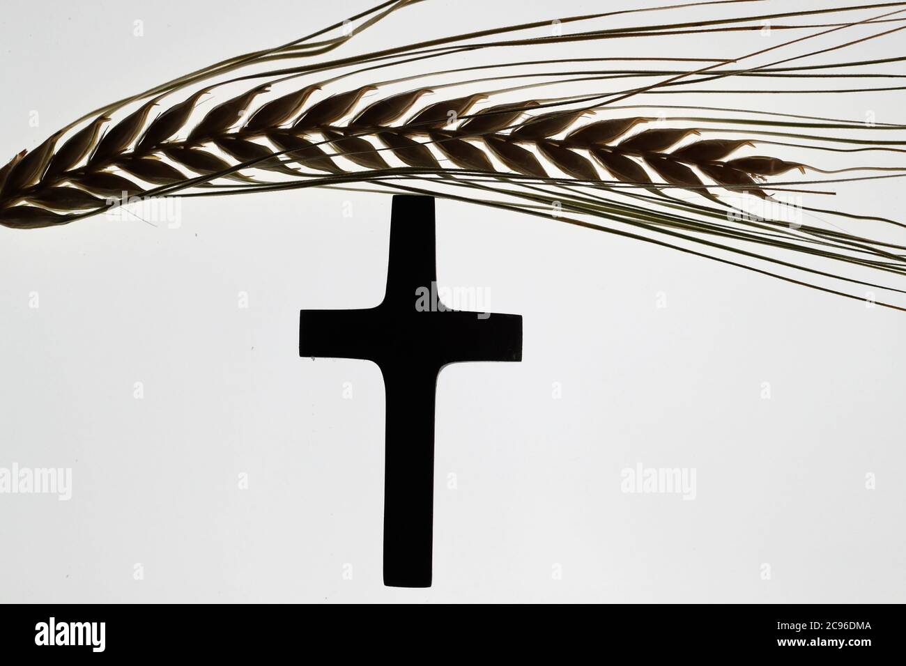 Croce cristiana e orecchio di grano. Francia. Foto Stock