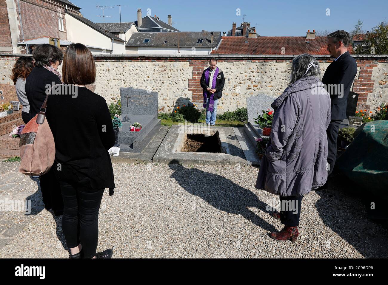 Funerali al cimitero di Evreux, Francia durante l'epidemia di COVID-19. Foto Stock