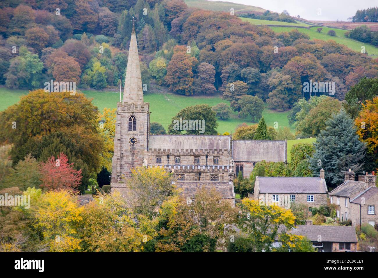 Hathersage, UK – 21 Ott 2016: Si affaccia sulla chiesa del villaggio circondata da alberi d'autunno a Hathersage, Peak District, Derbyshire, Regno Unito Foto Stock
