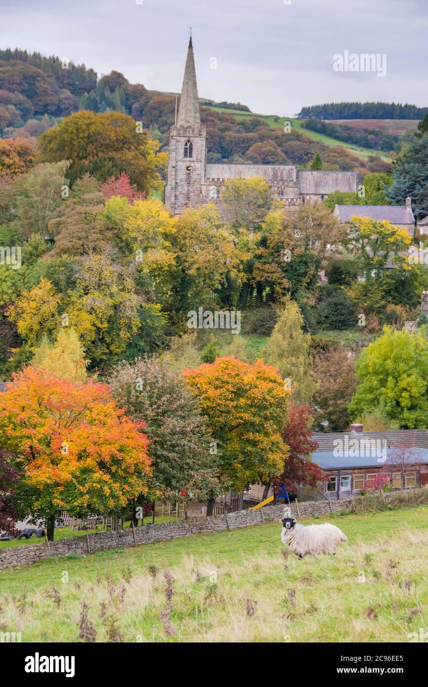 Hathersage, UK – 21 Ott 2016: Si affaccia sulla chiesa del villaggio circondata da alberi d'autunno a Hathersage, Peak District, Derbyshire, Regno Unito Foto Stock