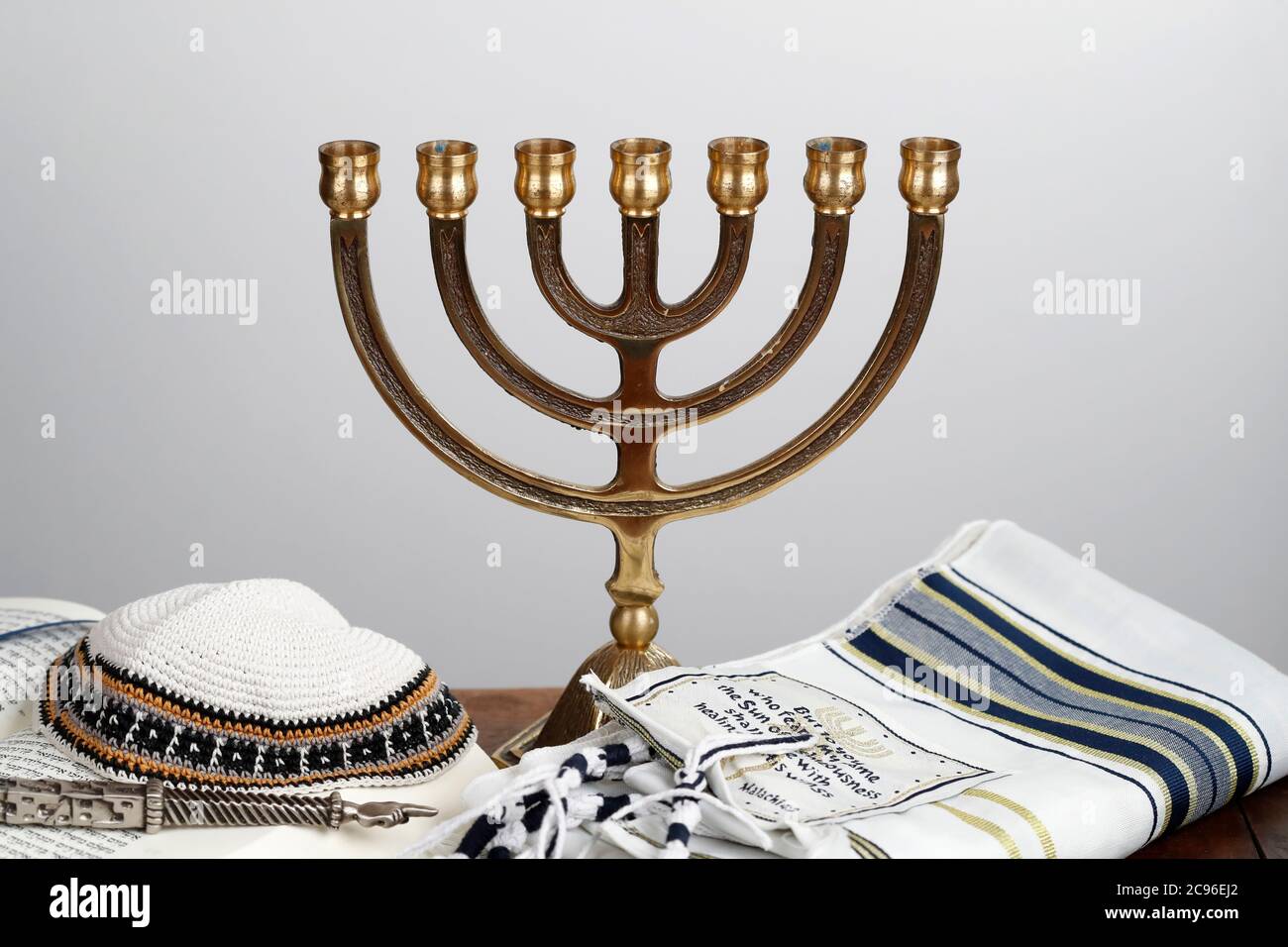 Menorah, sylver yad, Tallit, Kippah e Torah. Simboli ebraici. Francia. Foto Stock