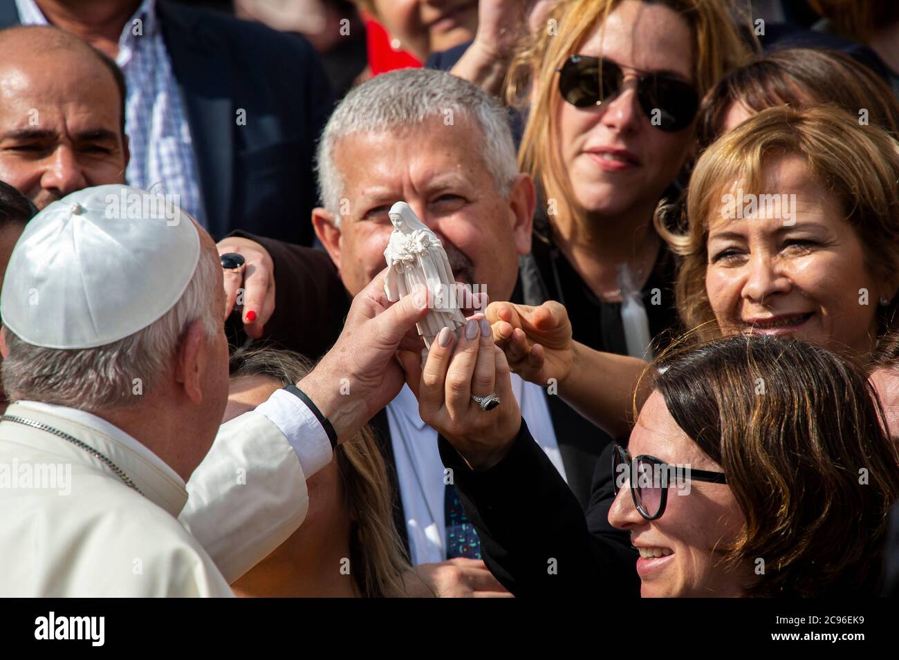 Papa Francesco benedice una statua di santa Rita da Cascia al termine della sua udienza generale settimanale in Piazza San Pietro in Vaticano. Foto Stock