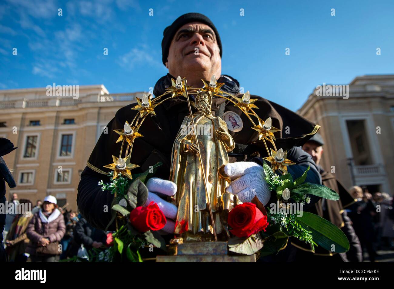 Un uomo detiene una statua di Sant'Antonio abate. Festa di Sant'Antonio Abate, patrono e protettore degli animali. Roma, Vaticano. Foto Stock