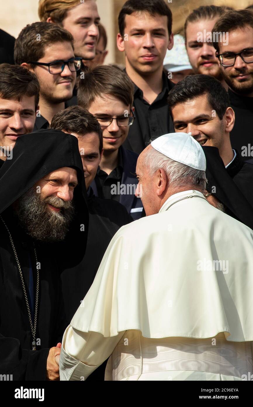 Papa Francesco incontra un gruppo di sacerdoti ortodossi al termine della sua udienza generale settimanale in Piazza San Pietro in Vaticano. Foto Stock