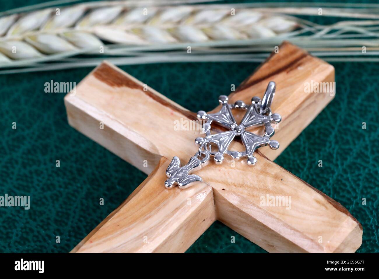 Croce Hugenot protestante e orecchio di grano. Francia. Foto Stock