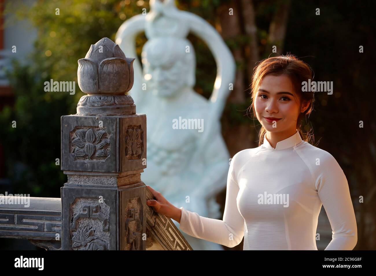 Khai Doan re onorato Pagoda. Donna vietnamita che indossa un ao dai o tunica tradizionale. Buon Thuot. Francia. Foto Stock
