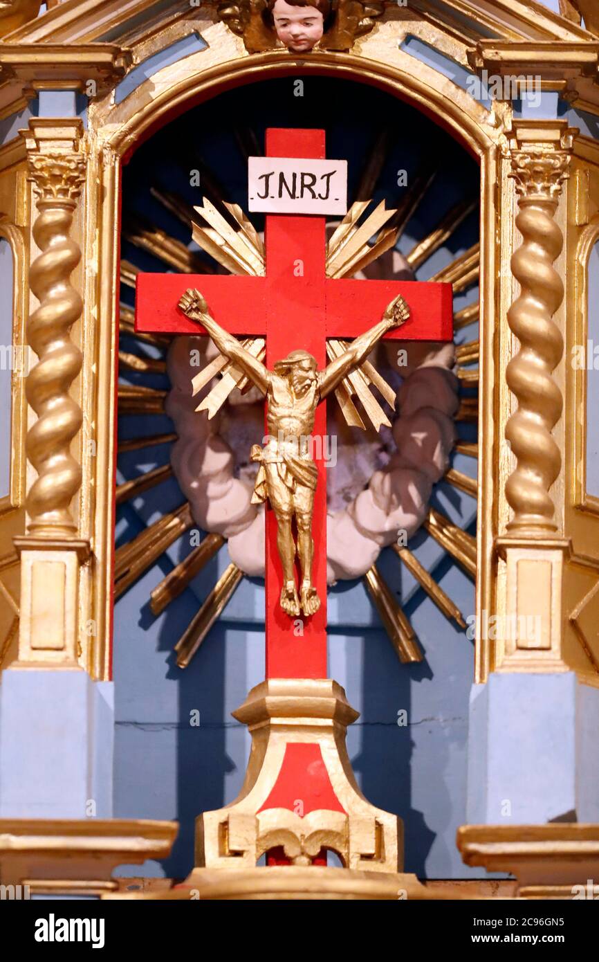 Chiesa di San Pietro aux Liens (San Pietro in catene). La crocifissione. Gesù sulla croce. La Giettaz. Francia. Foto Stock
