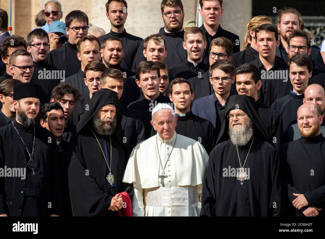 Papa Francesco incontra un gruppo di sacerdoti ortodossi al termine della sua udienza generale settimanale in Piazza San Pietro in Vaticano. Foto Stock