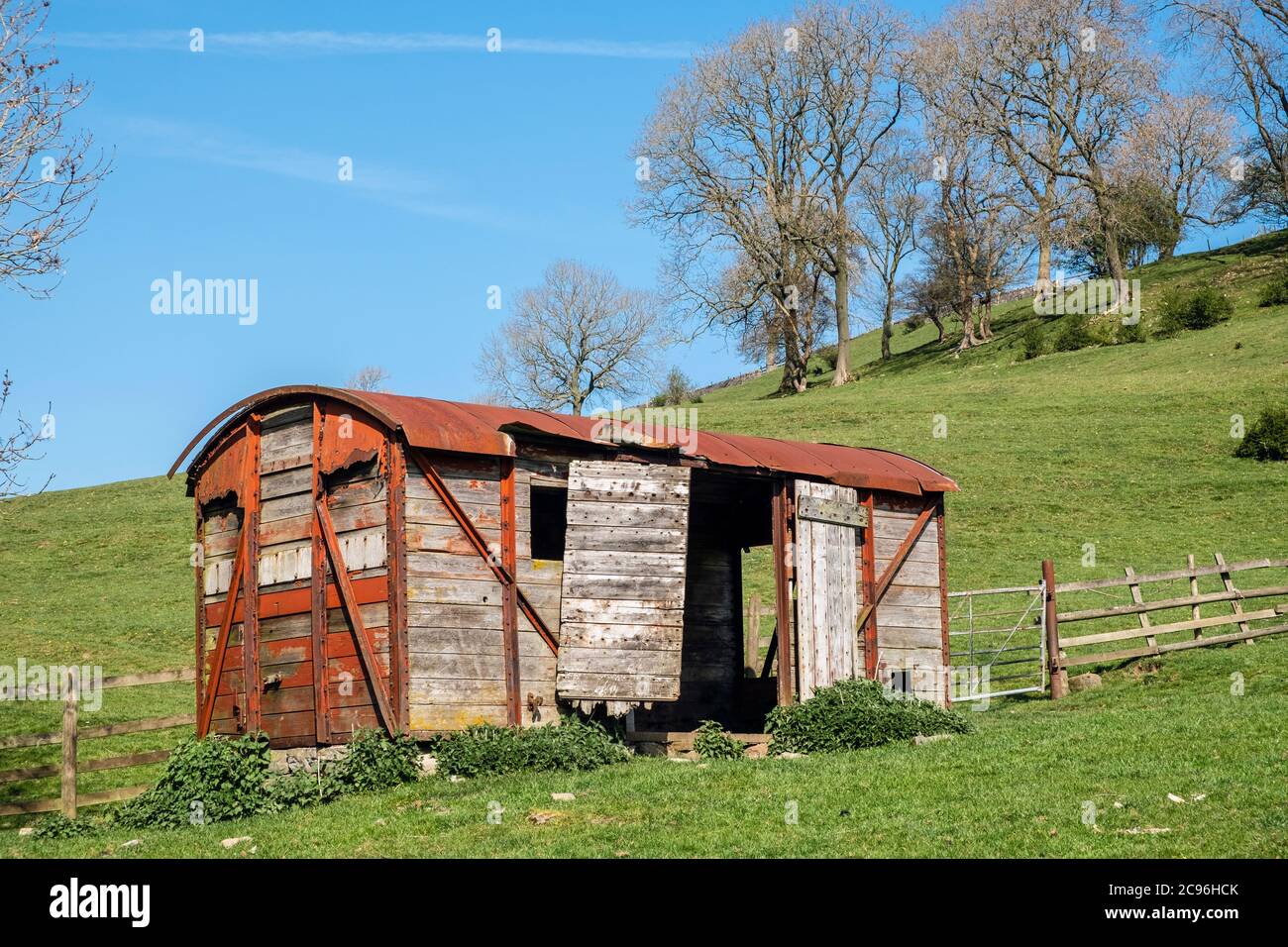 Vagone ferroviario utilizzato come fienile, Thorpe Mill Farm, Thorpe, Peak District National Park, Derbyshire Foto Stock