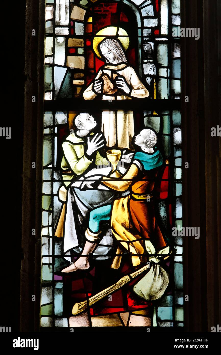 Chiesa di San Nicola, Beaumont le Roger, Eure, Francia. Vetro colorato. Gesù spezzando il pane con i pellegrini di Emmaus. Foto Stock