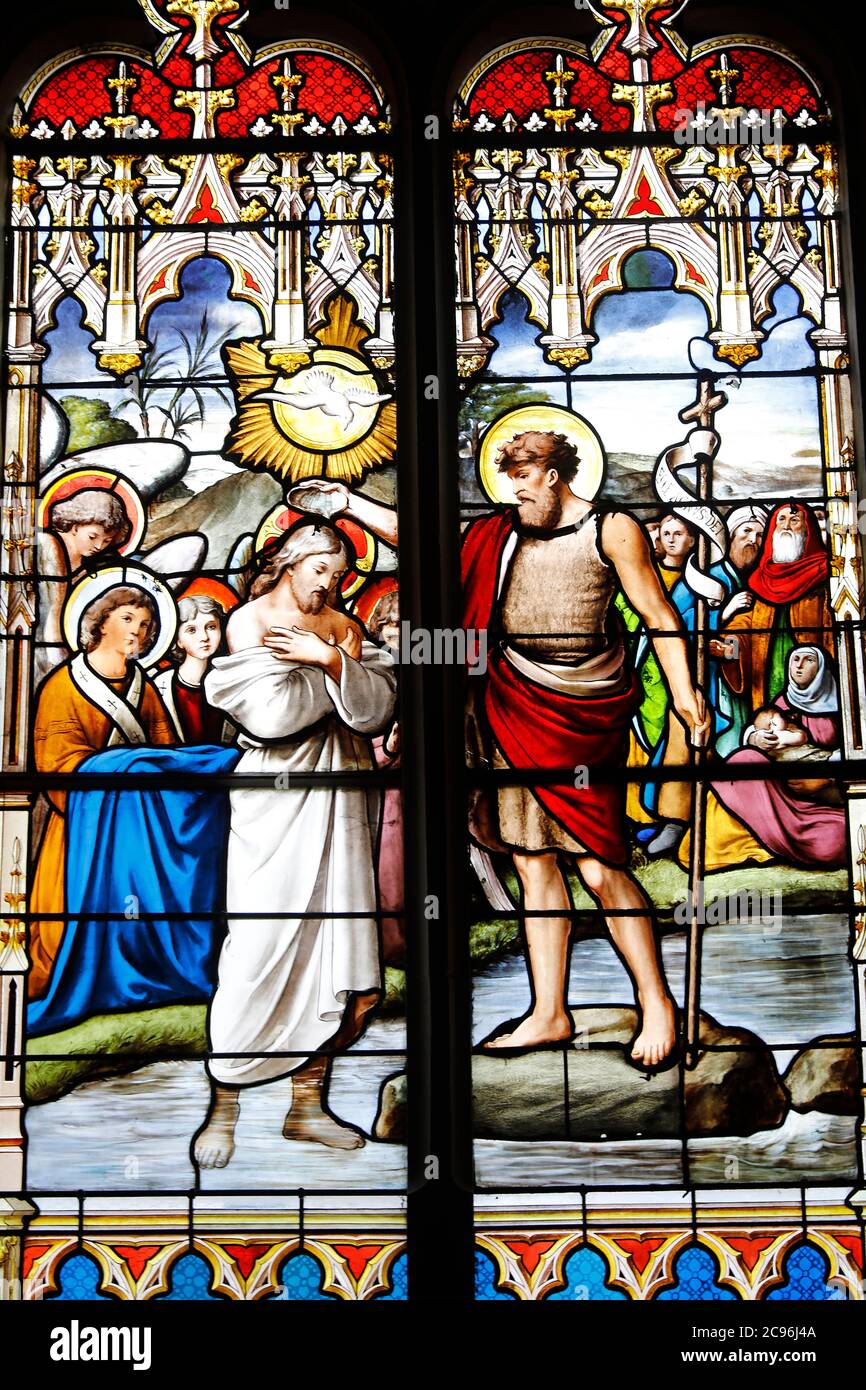 Vetrate nella chiesa di St Germain, Rugles, Francia. San Giovanni Battista battezzando Gesù. Foto Stock